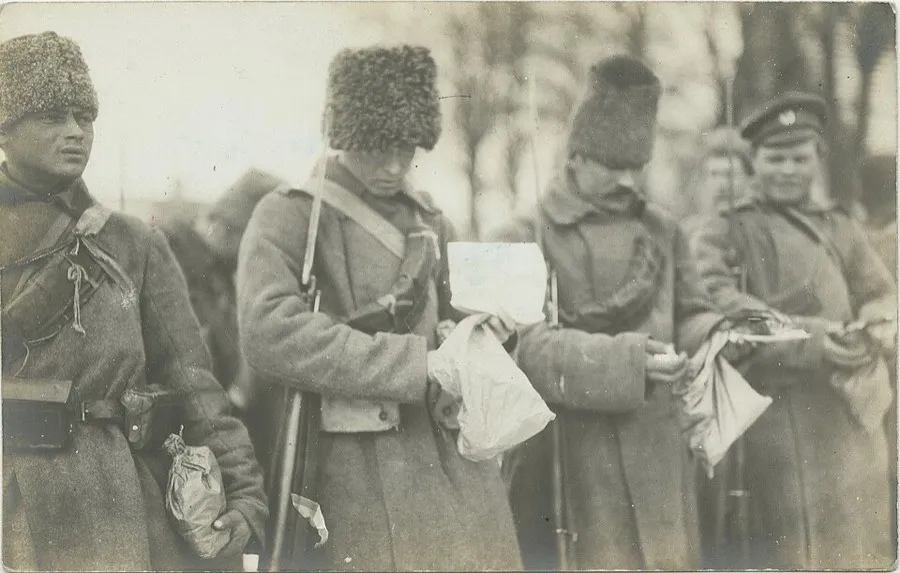 Soldiers of the Imperial Russian Army's 267th Dukhovshchinsky Infantry Regiment.