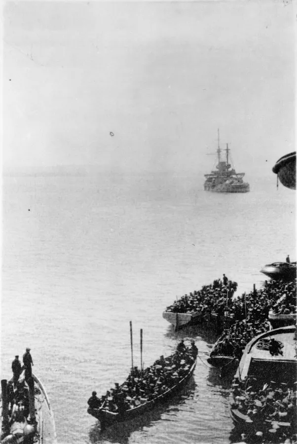Photograph probably taken by Alan Wallace Lawson Auckland Battalion landing at Gallipoli, Turkey, during World War I, 25 April 1915 Referenc