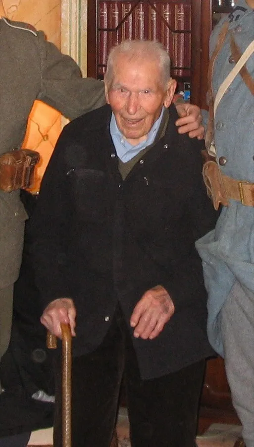 Lazare Ponticelli in 2006, aged 108 (cropped from a group photograph)