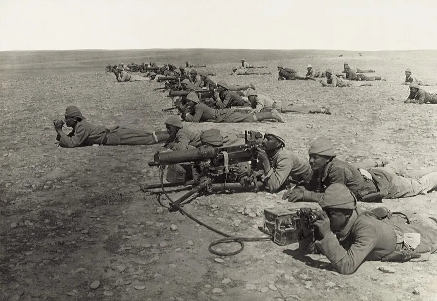 Ottoman soldiers with some of them armed with MG 08s.
