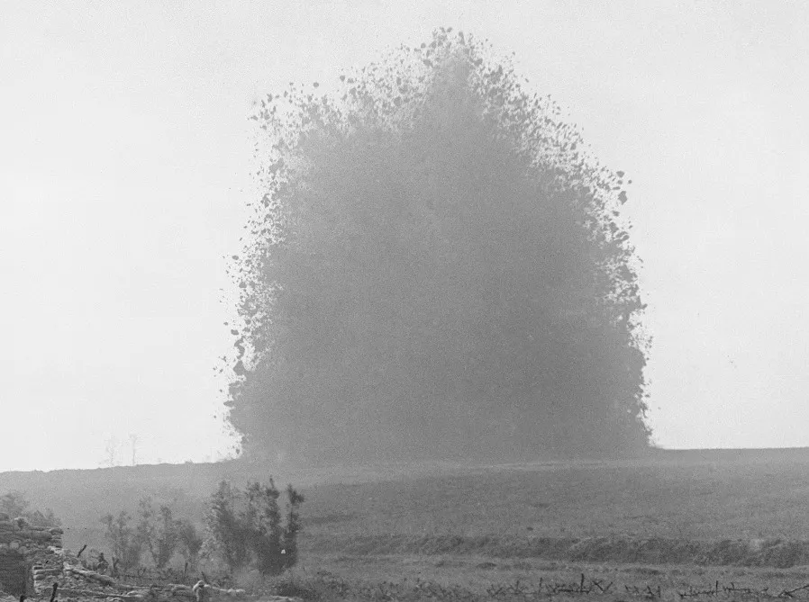 Voladura de la primera galería subterránea bajo el campo de batalla del Somme.