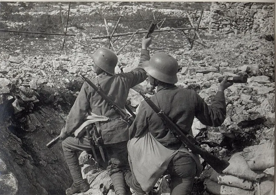 Austro-Hungarian soldiers with German Stahlhelm (left) and Austrian Berndorfer helmet (right), Isonzo front .