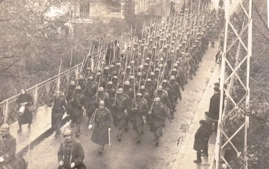 Tirailleurs sénégalais traversant le pont lycée à Mont-de-Marsan pendant la Première guerre mondiale