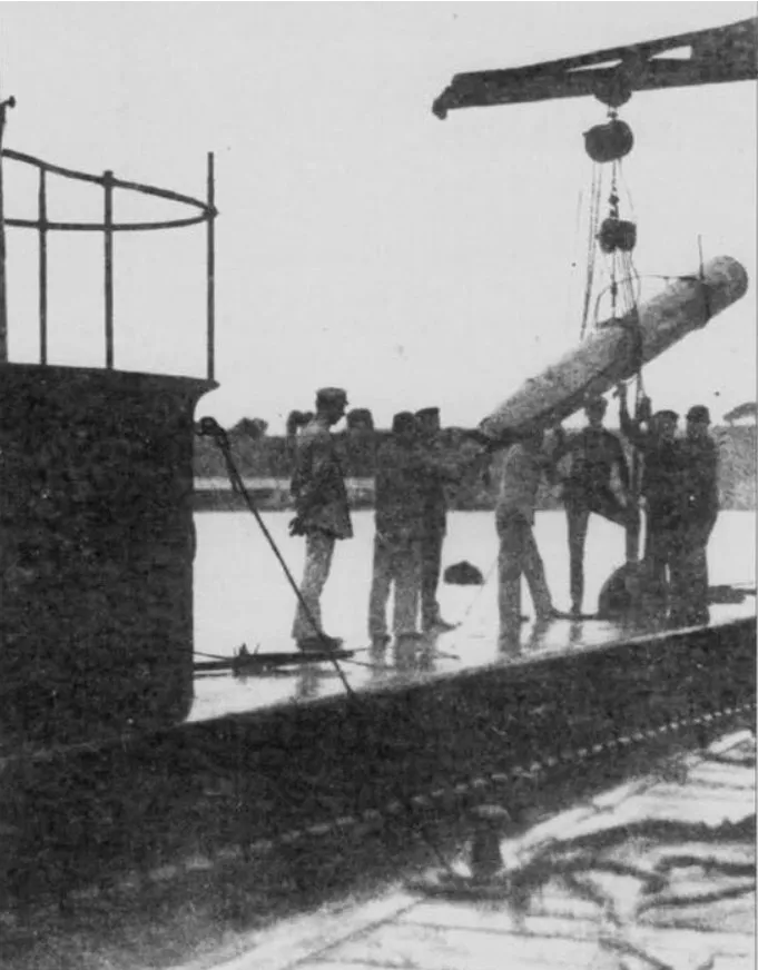 Crewmen load a 450 mm (17.7-inch) torpedo aboard the Italian submarine F7.